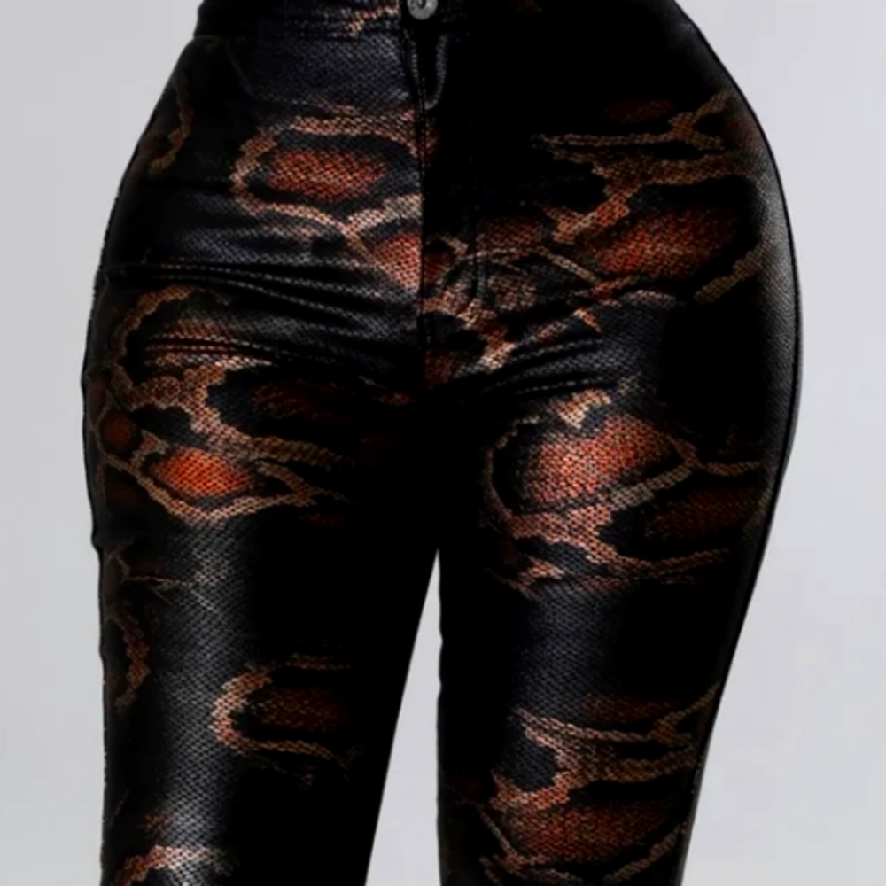 New JC & JQ NWT Snakeskin stretch Jeans XL